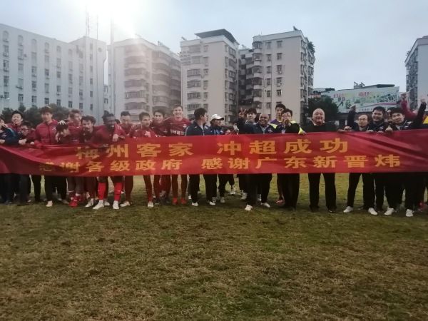 校花坐公交车被挺进h